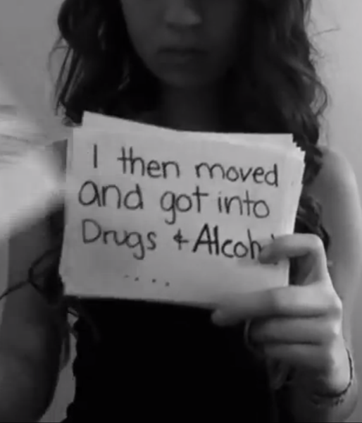 7. Tonåringen Amanda Todd från Kanada tog sitt liv efter att ha blivit utpressad och mobbad. Det efter att hon visar brösten i en webbkamera. I en video beskrev hon vad hon varit med om innan hon begick självmord. 7. Tonåringen Amanda Todd från Kanada tog sitt liv efter att ha blivit utpressad och mobbad. Det efter att hon visar brösten i en webbkamera. I en video beskrev hon vad hon varit med om innan hon begick självmord.
